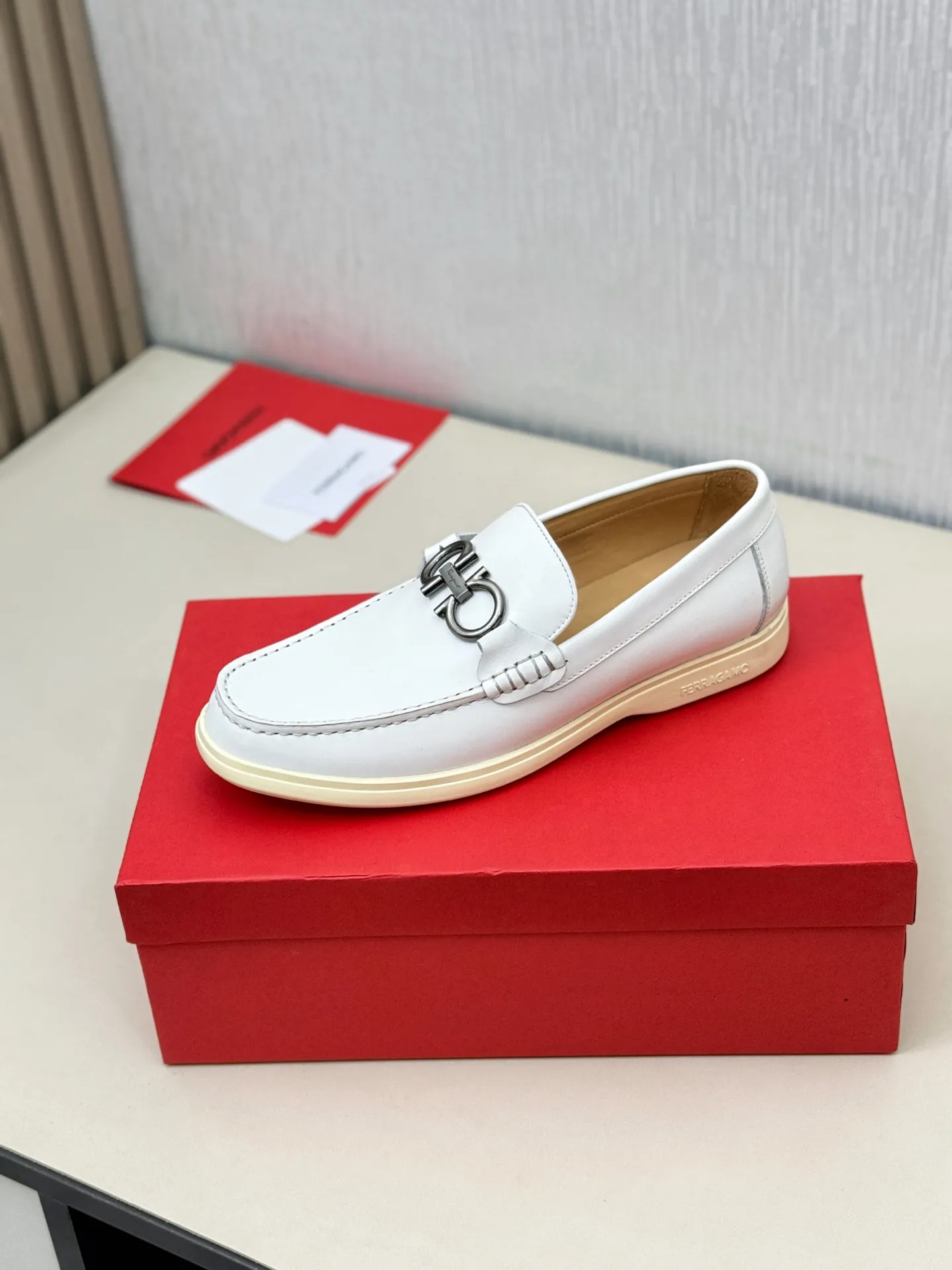 [Ferragamo] P: 580💰 Number of yards: 38~44 (45 orders are non-returnable) Ferragam's new men's driving shoes, the fabric is made of imported cowhide, with visible texture, heavy industrial stitching, dyed calfskin inside, standard logo cowhide feet, big-name experience, soft and comfortable on the feet, a men's favorite, special non-slip and wear-resistant rubber soles, easy to handle various occasions, with original box packaging!